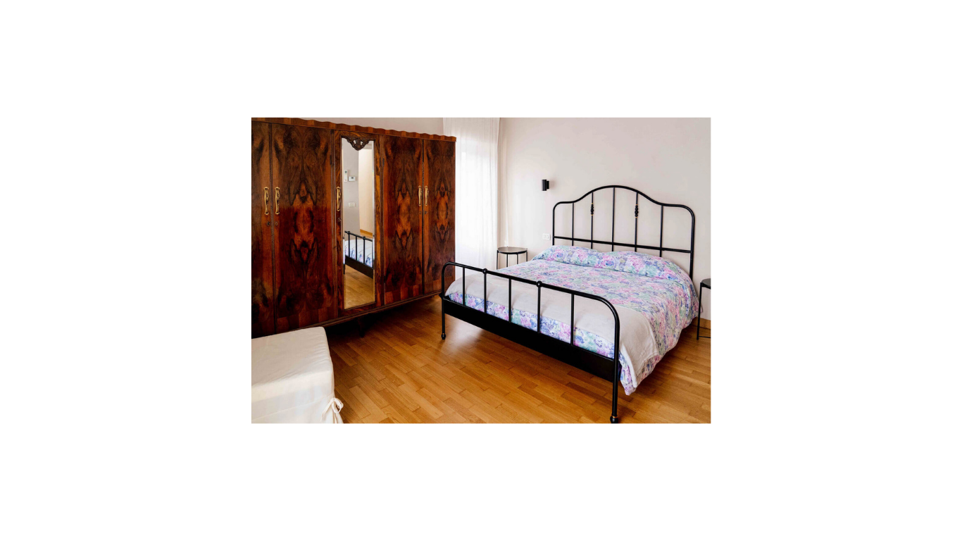 Camera matrimoniale accogliente in un bed and breakfast con vista sulle montagne in Abruzzo