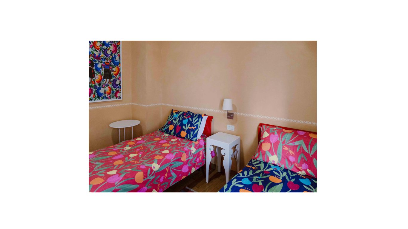 Camera con due letti singoli accogliente in un bed and breakfast con vista sulle montagne in Abruzzo