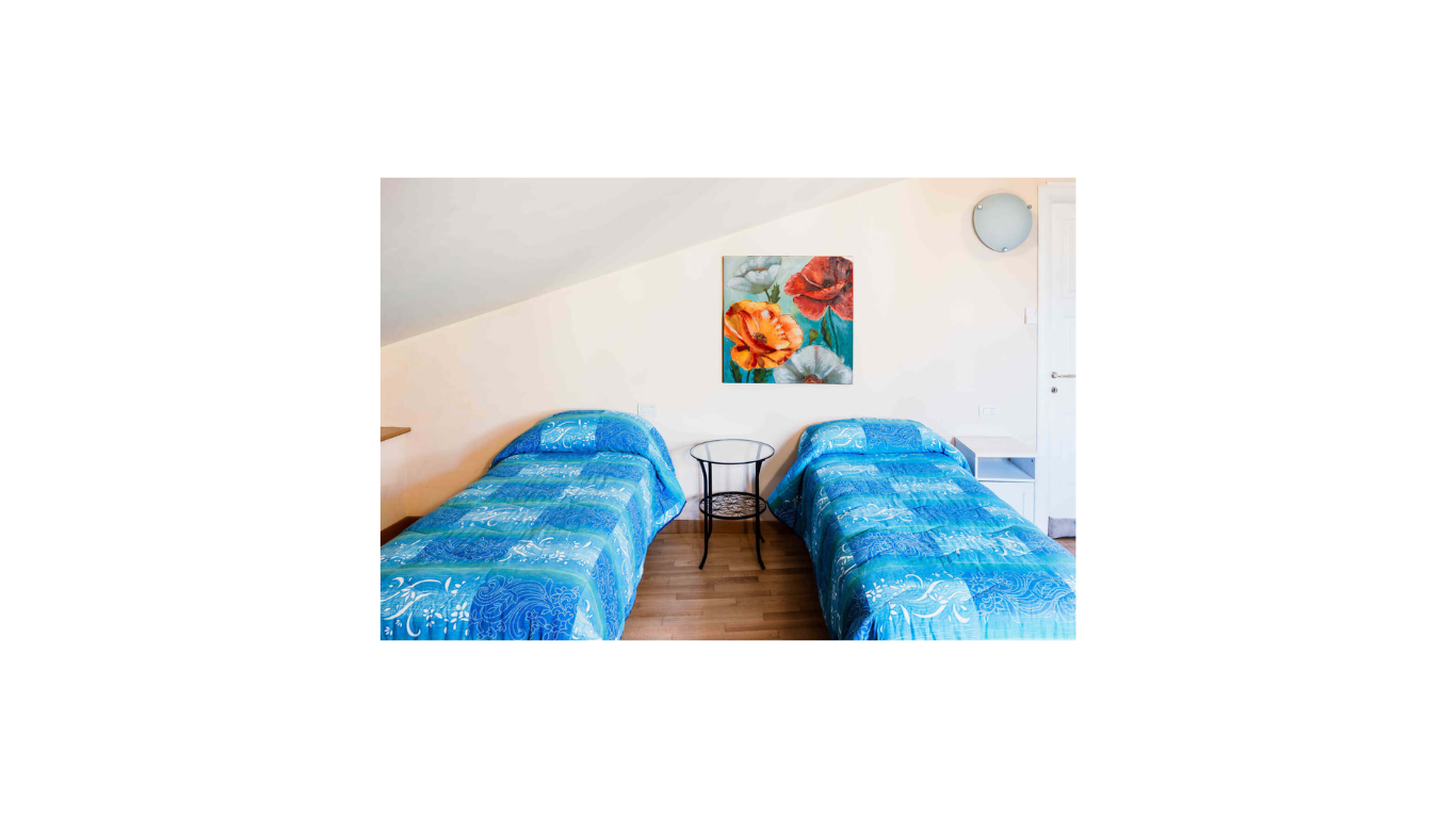 Camera con due letti singoli accogliente in un bed and breakfast con vista sulle montagne in Abruzzo