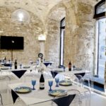 Taverna accogliente in un bed and breakfast in Abruzzo, ideale per eventi privati come feste, cene e riunioni, con arredi rustici e atmosfera intima.