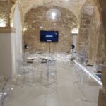 Taverna accogliente in un bed and breakfast in Abruzzo, ideale per eventi privati come feste, cene e riunioni, con arredi rustici e atmosfera intima.